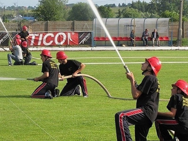 Podczas rywalizacji młodzieżówek w Kazimierzy Wielkiej woda lała się strumieniami.