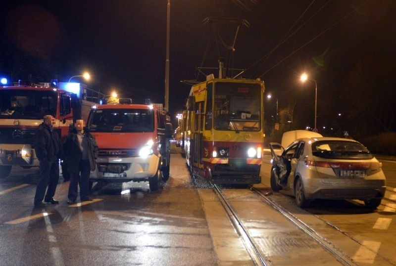 Wypadek na Zgierskiej. Ciężarna kierująca hondą civic zderzyła się z tramwajem