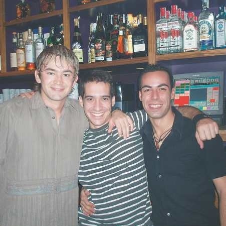 Podczas pracy w barze "Cafe del sol&#8221; za barem z kolegami Manolo (w środku) i Javim