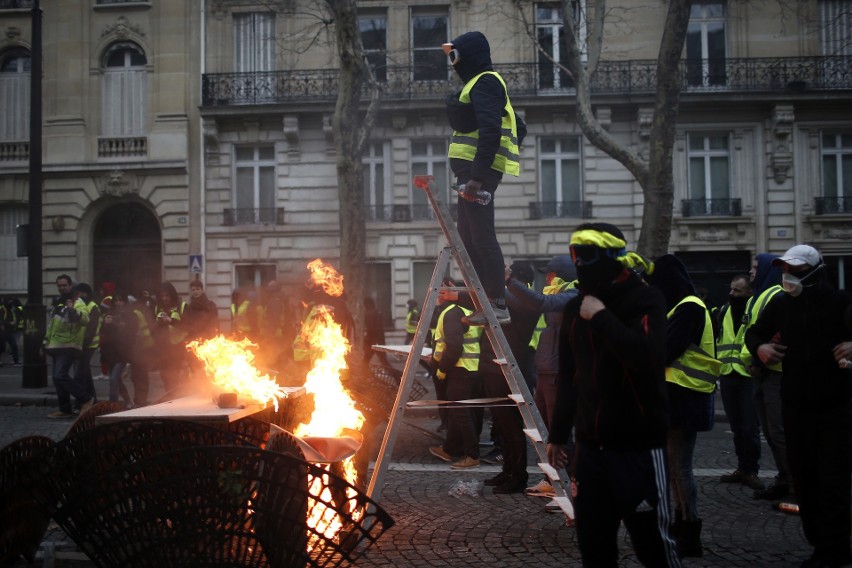 Francja: Zamieszki w Paryżu 8.12 ZDJĘCIA Protesty "żółtych kamizelek". Bilans: 260 rannych, 1700 zatrzymanych. Ile osób protestowało?