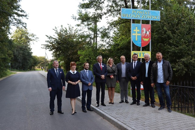 Uczestnicy odbioru przebudowanej drogi w Cieślach.