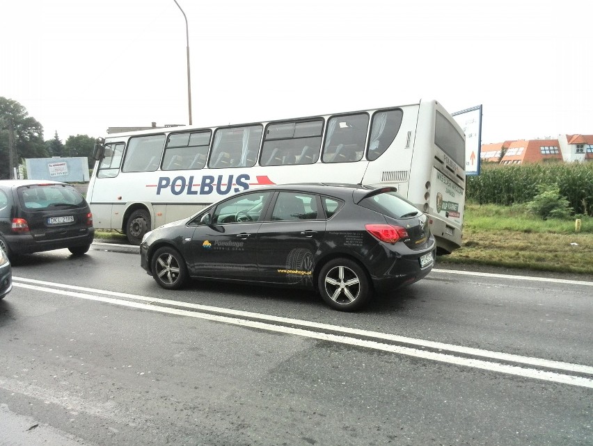Wypadek na drodze Wrocław - Kłodzko. Autobus Polbusu wpadł do rowu (ZDJĘCIA)