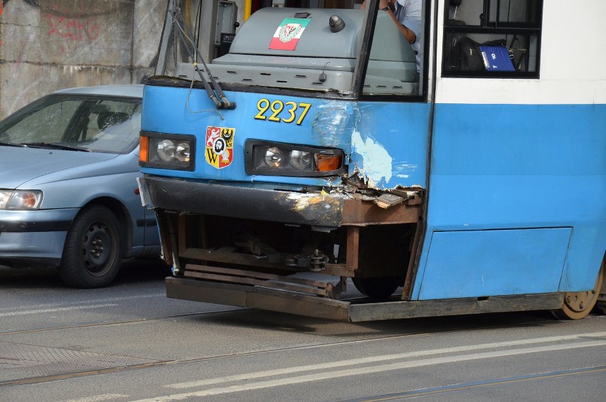 Wypadek tramwajowy przy Dworcu Nadodrze. Zderzyły się dwa wozy MPK