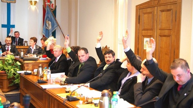 Za podwyżką głosują: (od lewej) Jacek Jeżewski, Wojciech Kociński, Waldemar Piotrowski, Marek Ligmann, Barbara Grontkowska, Waldemar Kierzkowski i Krzysztof Gabrych