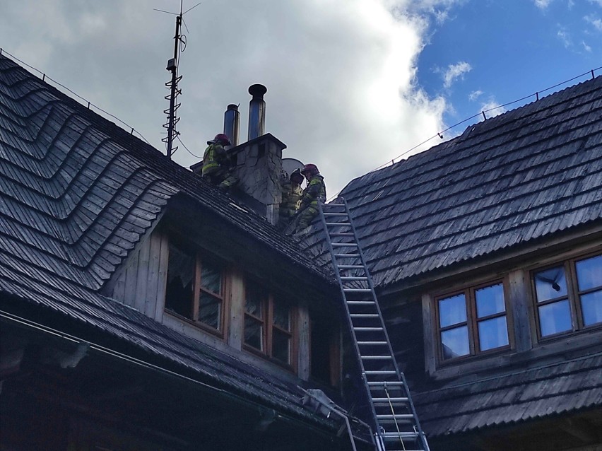 Tatry. Pożar w schronisku na Hali Kondratowej. Spaliła się część dachu i poddasza. Akcja gaśnicza w trudnym terenie ZDJĘCIA