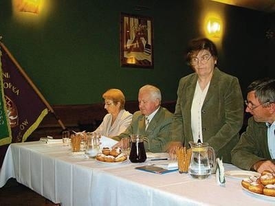 Od lewej: Maria Łyczko zastępca prezesa ds. finansowych (główny księgowy), Stanisław Cierpisz, przewodnicząca Zebraniu Przedstawicieli Zofia Sowa i Władysław Madetko Fot.: Zbigniew Wojtiuk