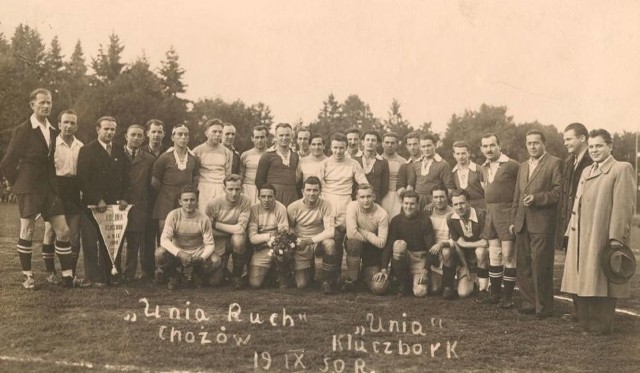 Legendarny Gerard Cieślik zagrał nawet w pokazowym meczu w Kluczborku - 19 września 1950 roku. Na pamiątkowym zdjęciu obu drużyn Gerard Cieślik stoi siódmy od lewej strony