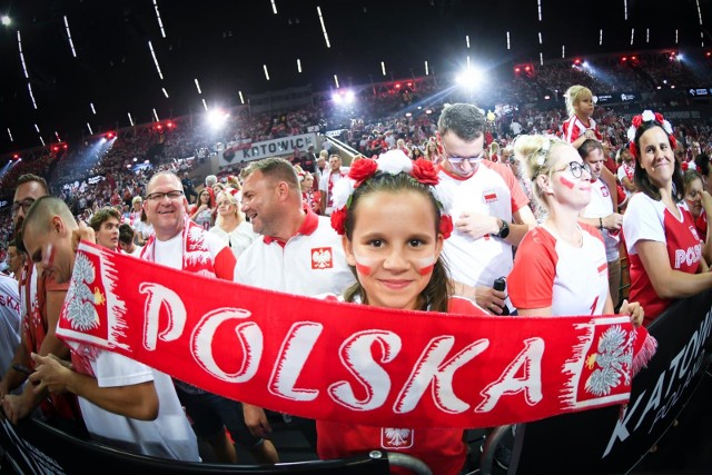 Kibice Biało-Czerwonych podczas meczu Polska - Meksyk stworzyli w Spodku fantastyczną atmosferę  Zobacz kolejne zdjęcia. Przesuwaj zdjęcia w prawo - naciśnij strzałkę lub przycisk NASTĘPNE