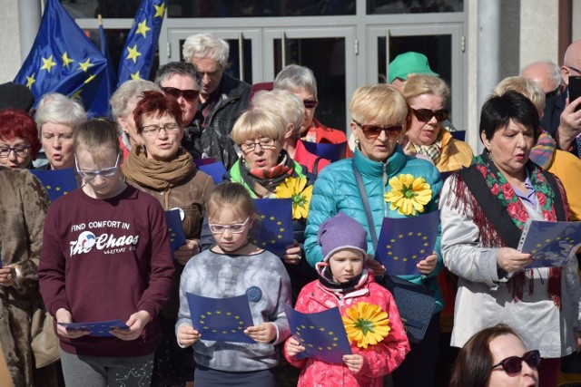 W niedzielę (24.marca) o godz. 12.00 przed Filharmonią Zielonogórską odbył się Happening Europejski. Uczestnicy wspólnie zaśpiewali „Odę do radości”.W samo południe na scenie przed filharmonią pojawiło się około 50 osób, a wśród nich również m.in. marszałek woj. lubuskiego Elżbieta Anna Polak. Wszyscy, razem z zebranymi także przed sceną zielonogórzanami, odśpiewali hymn Unii Europejskiej, "Odę do radości".   Akcję z okazji 62. rocznicy podpisania Traktatów Rzymskich zorganizował KOD wspólnie z innymi ruchami społecznymi. Była to już trzecia tego typu akcja o charakterze ogólnopolskim. Jej celem jest popularyzacja świadomości i wiedzy na temat Unii Europejskiej. Podczas happeningu rozdawano materiały i gadżety dotyczące Unii Europejskiej.