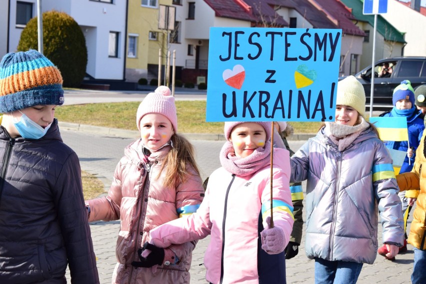 Tarnobrzeg. Uczniowie "Małego Księcia" solidarni z Ukraińcami. Protestują przeciwko napaści Rosji na Ukrainę (FOTO)