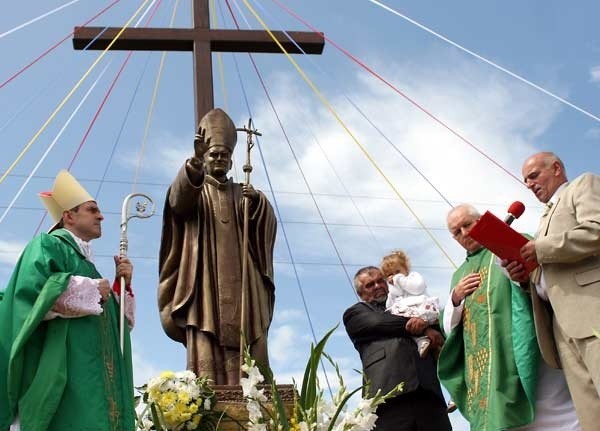 Sołtys Sokolnik Stanisław Duma (pierwszy z prawej), podziękował biskupowi za poświęcenie pomnika papieża. Drugi od lewej proboszcz parafii w Trześni Marian Kondysar, trzeci - fundator pomnika, Eugeniusz Pikus.