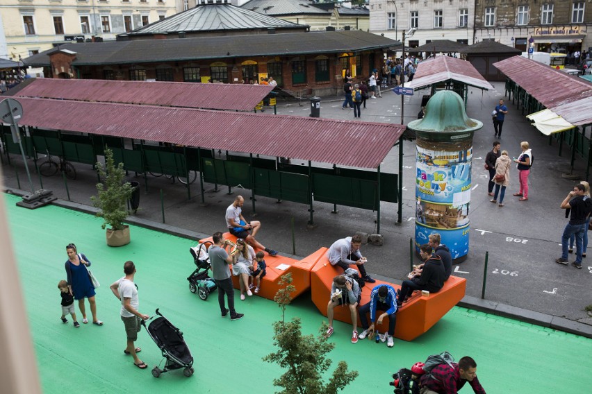 Zieleń na placu Nowym pachnie farbą