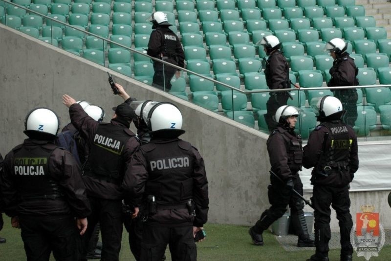 Policja ćwiczy przed starciami z kibolami (zdjęcia, wideo)