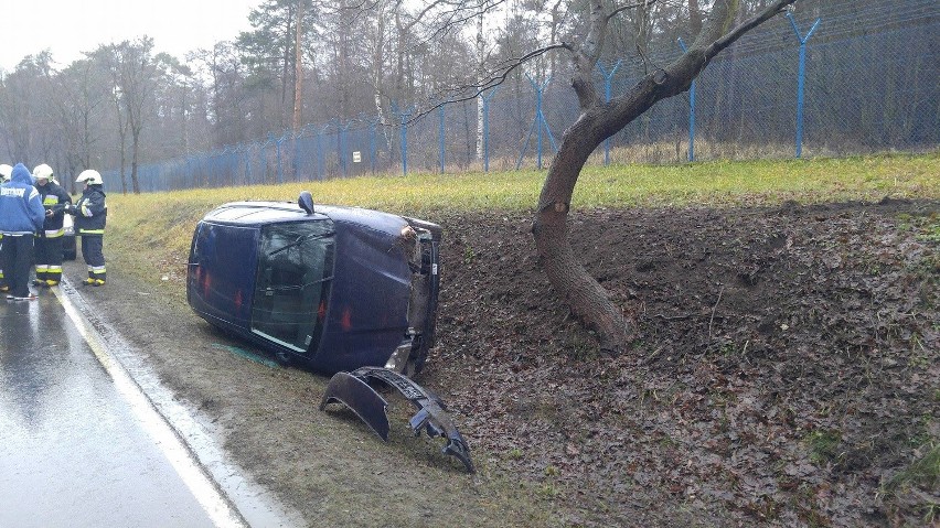 Samochód wypadł z drogi na Głuszynie