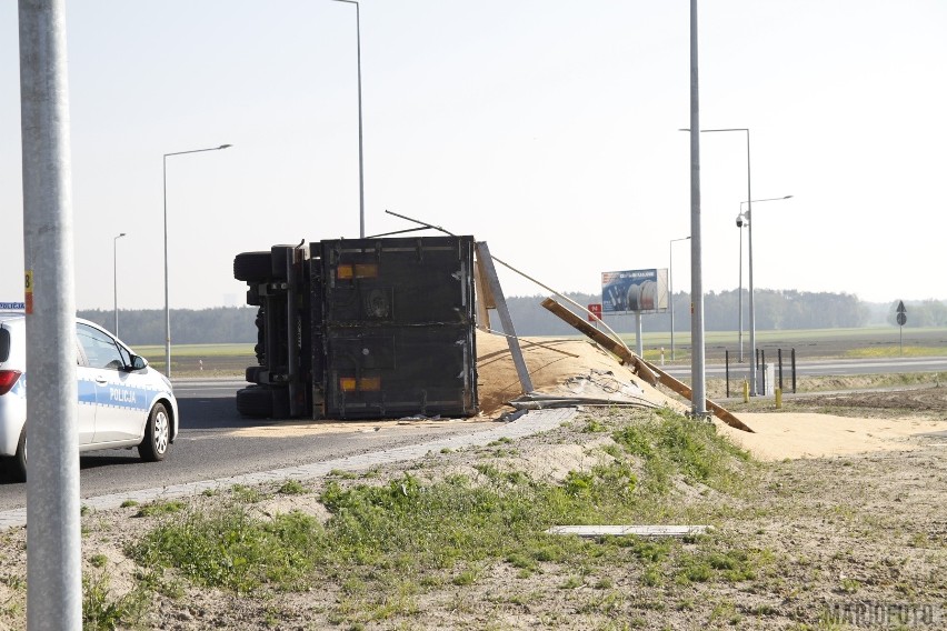 Ciężarówka ze zbożem wpadła do rowu na rondzie w Karczowie