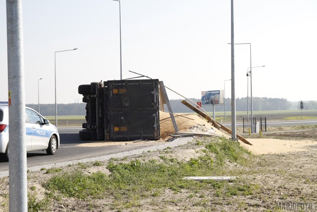 Ciężarówka ze zbożem wpadła do rowu na rondzie w Karczowie