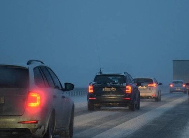 Opady śniegu, jakie rozpoczęły się w piątek po południu w województwie łódzkim, na ekspresowej drodze S8 spowodowały znaczne spowolnienie ruchu.