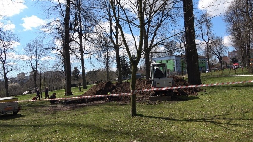 Trwa ekshumacja szczątków żołnierzy niemieckich w Parku w...
