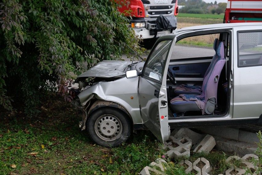 Jedna osoba została ranna w zderzeniu dostawczego mercedesa...