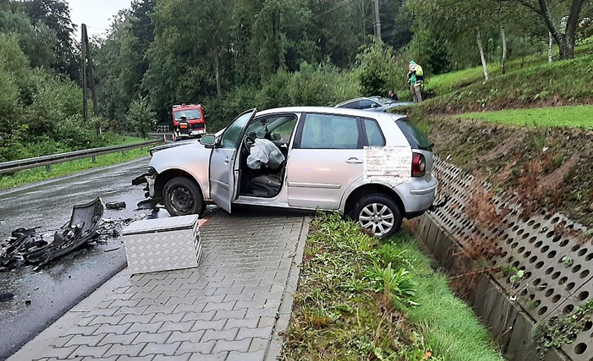 Stara Wieś. Dwa samochody rozbite. Cztery osoby w szpitalu