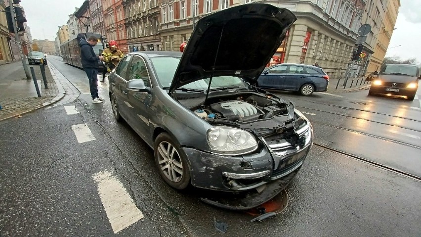 Wypadek dwóch aut na Nadodrzu. Jedna osoba ranna [ZDJĘCIA]