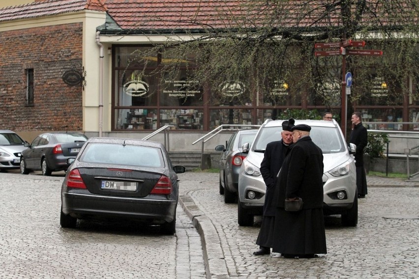 Wrocław: Ostrów Tumski zamienił się w wielki parking (ZDJĘCIA)