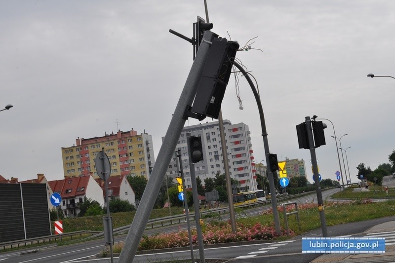 Kompletnie pijany kierowca tira taranował znaki i światła 