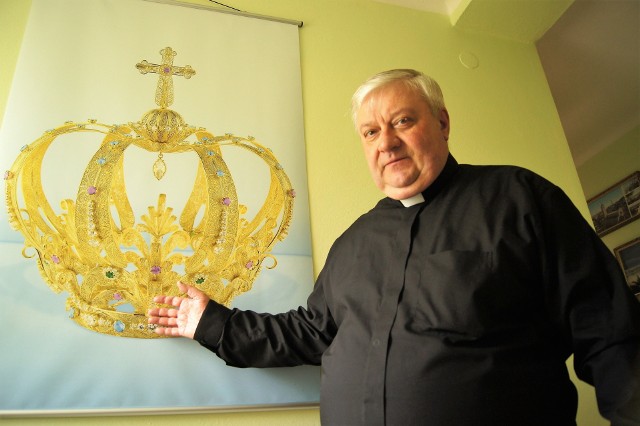 Ks. Stanisław Bilski - kustosz sanktuarium fatimskiego w Tarnowie obok plakatu ze zdjęciem korony, która zwieńczy głowę Matki Bożej