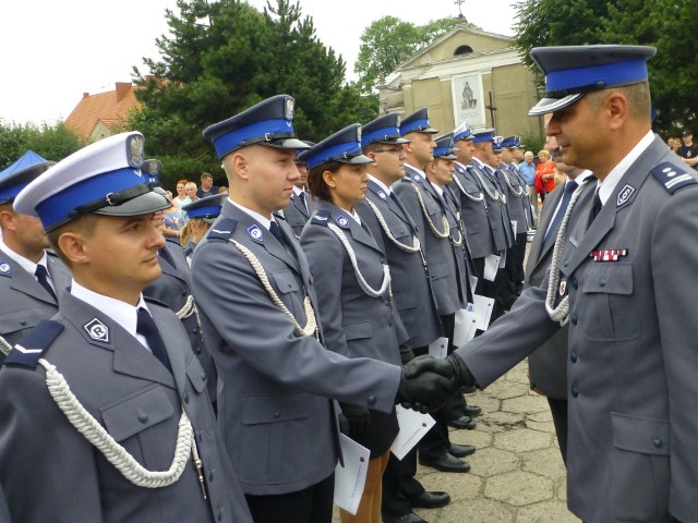 To pierwsze powiatowe, policyjne święto zorganizowane poza Żninem. Na placu Wolności w Janowcu Wilkp. policjantom wręczono awanse i nagrody. Uroczystości rozpoczęła msza św. w kościele pw. św. Mikołaja. Po mszy policjanci w towarzystwie Janowieckiej Orkiestry Dętej przemaszerowali na płytę rynku. Po złożeniu wiązanki kwiatów pod pomnikiem ku czci ofiar II wojny światowej, rozpoczęły się uroczystości. - To już 98 lat od kiedy utworzono policję państwową. Poczucie bezpieczeństwa jest jedną z najważniejszych potrzeb i wartości w życiu każdego człowieka. Realizowanie tej potrzeby, to służenie ludziom. My tę misję, jako policjanci, wypełniamy. Święto jest okazją, by podkreślić działania prewencyjne policjantów i dobre wyniki w zwalczaniu przestępczości kryminalnej, które są bardzo wysoko oceniane przez społeczeństwo, zarówno w całym kraju, jak i w powiecie żnińskim - powiedział Artur Krajewski, komendant powiatowej policji w Żninie. Podziękował też policjantkom, policjantom i pracownikom cywilnym oraz ich rodzinom. - Jestem już z wami rok. To był ciężki rok, ale myślę, że dzięki wam i waszej pracy, możemy dzisiaj godnie i z dumą obchodzić to święto - uzupełnił. Insp. Artur Malinowski, zastępca komendanta wojewódzkiego policji życzył z kolei uporu i konsekwencji w codziennej pracy. - Jestem przekonany, że mieszkańcy powiatu żnińskiego mogą czuć się bezpiecznie. Za to wszystko w imieniu komendanta wojewódzkiego policji w Bydgoszczy, jak i własnym, dziękuję - powiedział i dodał: - Wszystkim odznaczonym, awansowanym na wyższe stopnie policyjne oraz nagrodzonym gratuluję. Życzę wszystkim uporu i konsekwencji w wypełnianiu codziennych obowiązków i zadań, a kolejne wyróżnienia, o czym jestem głęboko przekonany, stoją przed wami otworem. Z kolei Maciej Sobczak, burmistrz Janowca Wielkopolskiego przyznał, że janowiecki samorząd stara się pomagać policji w zakupie potrzebnego wyposażenia. Także i on podziękował za duże zaangażowanie na rzecz utrzymania bezpieczeństwa. - Dziękuję, że policjanci reagują szybko na spostrzeżenia nasze i mieszkańców, za to, że są w szkołach, uczestniczą nawet w zebraniach wiejskich - usłyszeliśmy. W ramach policyjnego święta zorganizowano także festyn dla mieszkańców z ciekawymi pokazami i stoiskami. W przyszłym roku obchody powiatowego święta policji odbędą się w Łabiszynie. Lista awansowanych i nagrodzonych policjantów oraz pracowników cywilnych policji:Awanse: Na stopień sierżanta policji awansowano Piotra Kasprzaka i Łukasza Zwolenkiewicza. Stopień sierżanta sztabowego otrzymali: Michał Robakowski, Dawid Rosół, Sławomir Siejkowski, Dawid Superczyński, Dariusz Śliwiński, Marcin Ziętek, Tomasz Janus, Tomasz Kasperkowiak i Kamil Mańkowski. Na stopień starszego sierżanta awansowali: Karol Jakubowski, Michalina Kaczmarek, Magdalena Koszutowska, Ewelina Łasut, Łukasz Ratajczak. Awans na młodszego aspiranta policji: Wioleta Burzych, Bartosz Domagała, Damian Domagała, Damian Giza, Paweł Klucz, Karol Marciniak, Krzysztof Obiała, Łukasz Orczyk, Monika Prosianowska, Michał Starczewski, Dariusz Sulski, Karol Susz, Piotr Wardęga, Krzysztof Zientek. Awans na aspiranta sztabowego otrzymali: Robert Ogiński oraz Maciej Słodkowski. Starszym aspirantem policji został Paweł Szary. Aspirantem policji mianowano Joannę Cabała, Sławomira Maksyma i Artura Sośnickiego. Awanse na stopień starszego posterunkowego policji dostali: Marcin Juszczak, Marcin Niewolski oraz Damian Wypychowicz. Nagrody: Nagrodę starosty otrzymało czterech policjantów: st. asp. Paweł Szary, sierż. sztab. Joanna Wegner, st. sierż. Mateusz Smaga, st. sierż. Eugeniusz Chudzicki i dwie pracownice cywilne policji: Anna Maćkowiak z KP w Barcinie oraz Iwona Gwit-Jankowska z KPP Żnin. Nagrody Komendanta Wojewódzkiego Policji w tym roku przyznano dziesięciu policjantom z powiatu żnińskiego. Są to: asp. sztab. Daniel Maciejewski, asp. sztab. Krzysztof Brzykcy, mł. asp. Piotr Wardęga, asp. Joanna Cabała, st. sierż. Łukasz Ratajczak, podkom. Katarzyna Pawłowska, st. asp. Karol Krawczyk, st. asp. Bartosz Kubisiak, asp. Grzegorz Nowik, asp. sztab. Roman Błaszczyk. Nagrodę burmistrza Łabiszyna otrzymali: asp. sztab. Krzysztof Kujawski, kierownik Posterunku Policji w Łabiszynie oraz dzielnicowy mł. asp. Dariusz Sulski. Przemarsz policjantów w towarzystwie Janowieckiej Orkiestry Dętej: 