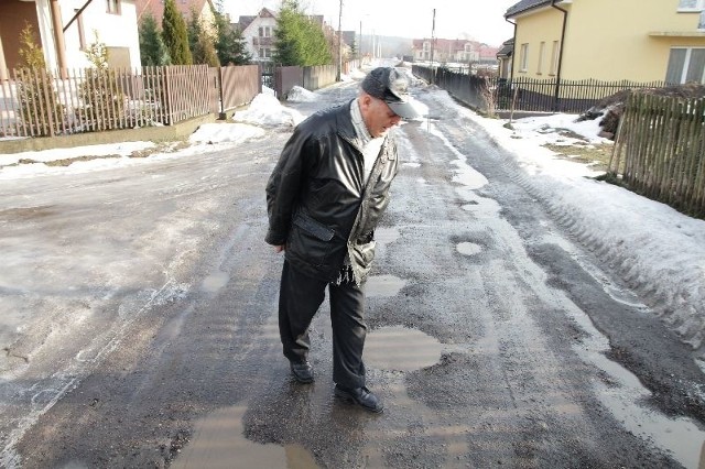 Mieczysław Skrodzki ma dosyć czekania na remont ulicy, przy której mieszka. &#8211; Ulica Sapiehy miała być zrobiona już dawno &#8211; mówi.