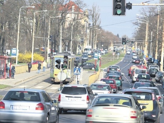 Najniebezpieczniejszą ulicą w naszym mieście jest ta najdłuższa &#8211; Wojska Polskiego. W ub. roku doszło na niej do 23 wypadków, gdzie zginęły dwie osoby i było 270 kolizji.