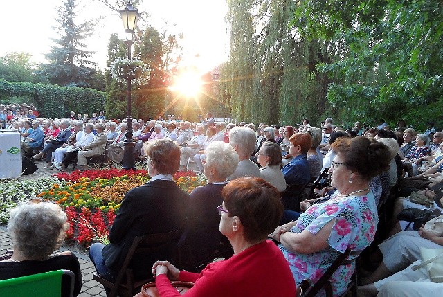 Wszystkie możliwe miejsca w ogrodzie botanicznym w Grudziądzu szczelnie wypełniła publiczność, spragniona plenerowego koncertu operetkowego.