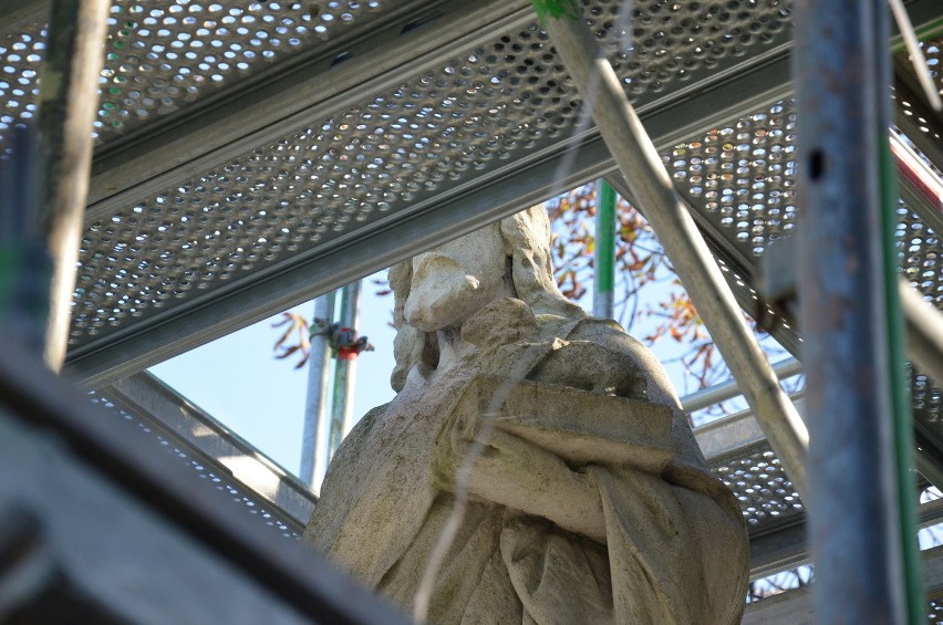 Wrocław: Czy zabytkowe figury znikną z mostu Tumskiego? Trwa remont (ZDJĘCIA)