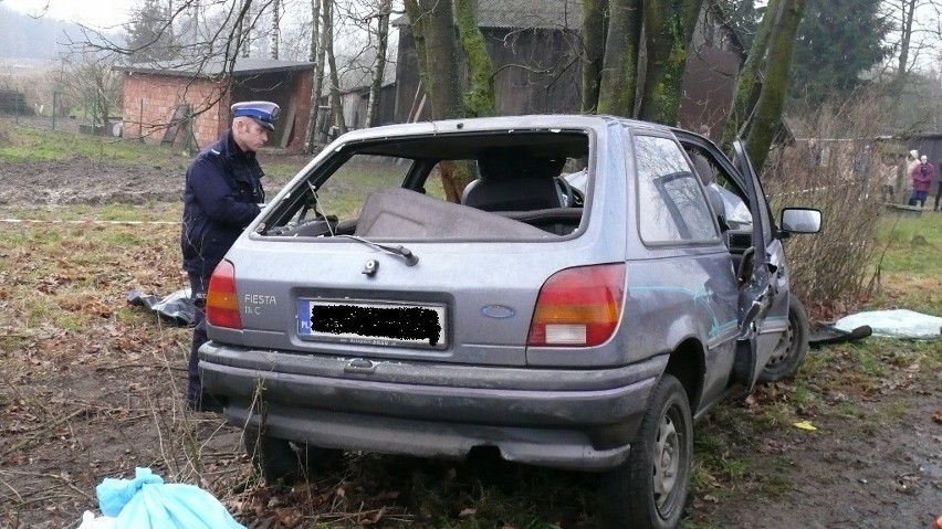 Śmiertelny wypadek koło Bełchatowa. Kierowca forda rozbił się na drzewie [ZDJĘCIA]