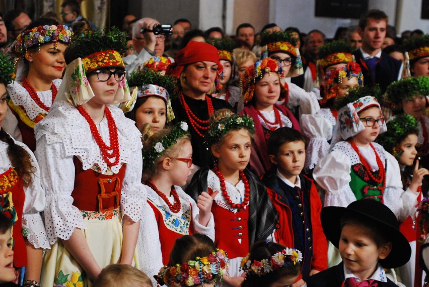 W Bytomiu-Rozbarku święcili pokarmy wielkanocne w strojach...