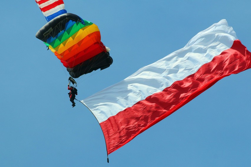 Air Festival Świdnik. Taniec Biało - Czerwonych Iskier na niebie [ZDJĘCIA, WIDEO]