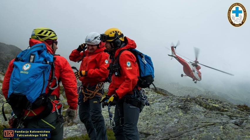 Tatry. Ratownikom TOPR udało się sprowadzić rannego taternika [ZDJĘCIA]