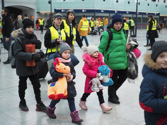 W czasie nalotów ukraińskie dzieci chowały głowy pod poduszki i pytały, co się dzieje. W Polsce wciąż boją się hałasów i tęsknią za domem. W regionie łódzkim jest już kilkanaście tysięcy ukraińskich dzieci uciekających przed wojną. Na razie przysypiają w pociągach i odpoczywają w punktach pomocy. Ale jeśli wojna się przeciągnie, będą musiały zacząć tu normalne życie. Na zdjęciach: uchodźcy z Ukrainy na dworcu Łódź Fabryczna w ŁodziCZYTAJ DALEJ>>>.