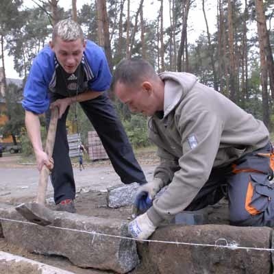 Tomasz Ejsmont i Mirosław Kołakowski z firmy wykonującej budowę pilnują, żeby nowe chodniki były równiutkie