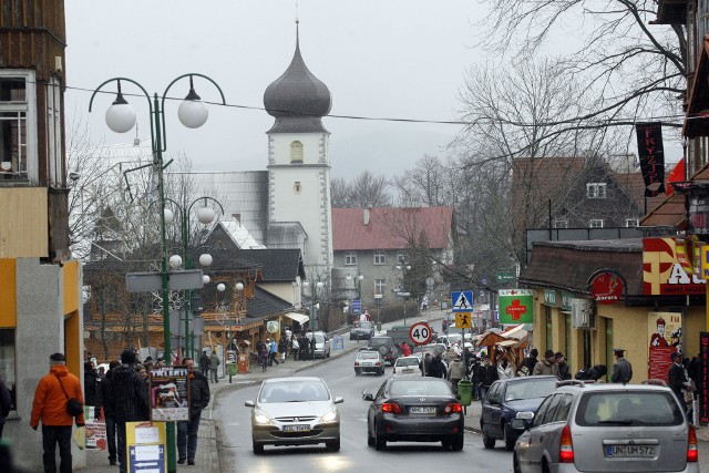 W Karpaczu i Szklarskiej Porębie rodziny z dziećmi bardzo chętnie spędzają czas. Wiele hoteli i pensjonatów realizuje w tych miastach bony turystyczne. KLIKNIJCIE NASZĄ GALERIĘ I SPRAWDŹCIE, KTÓRE FIRMY TURYSTYCZNE ZAROBIŁY NA BONACH NAJWIĘCEJ