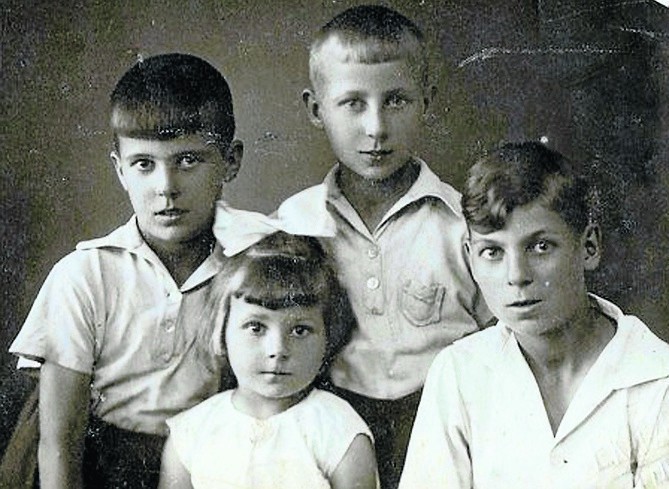 Na zdjęciu z 1934 roku:  ja wraz ze swoimi braćmi (od lewej)...