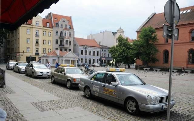 Bruk jest zabrudzony na całej starówce, w tym na Rynku Nowomiejskim, gdzie jest postój taksówek