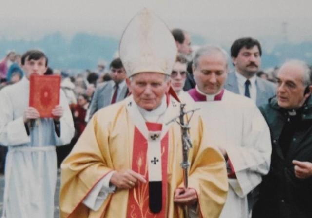 Jan Paweł II podczas wizyty w Masłowie 3 czerwca 1991 roku.