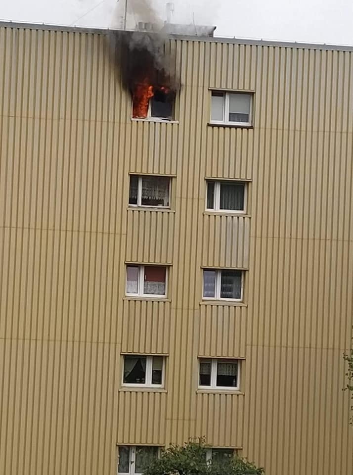 Po pożarze mieszkania w Stąporkowie. Władze gminy deklarują pomoc, a poseł chwali bohaterskiego sąsiada