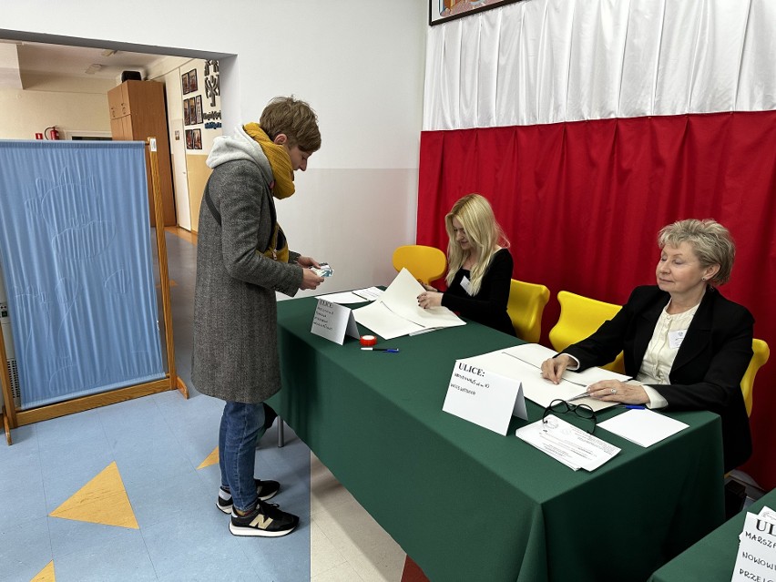 Trwa druga tura wyborów samorządowych w Kielcach. Tak Agata Wojda oddawała już swój głos. Zobaczcie zdjęcia