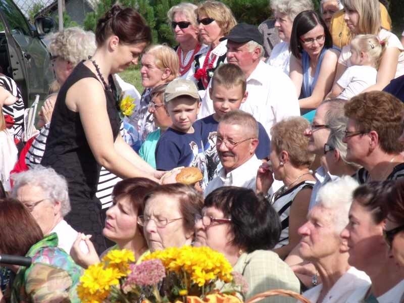 Na dożynkach w Baranowie dzieli się chleb między wszystkich