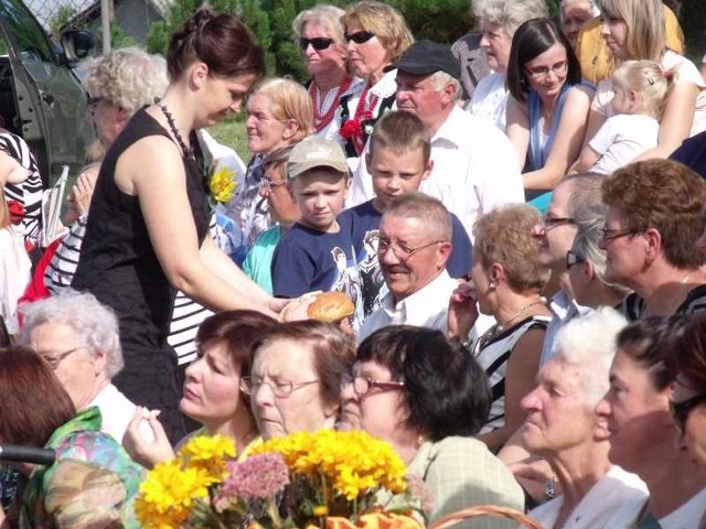 Na dożynkach w Baranowie dzieli się chleb między wszystkich