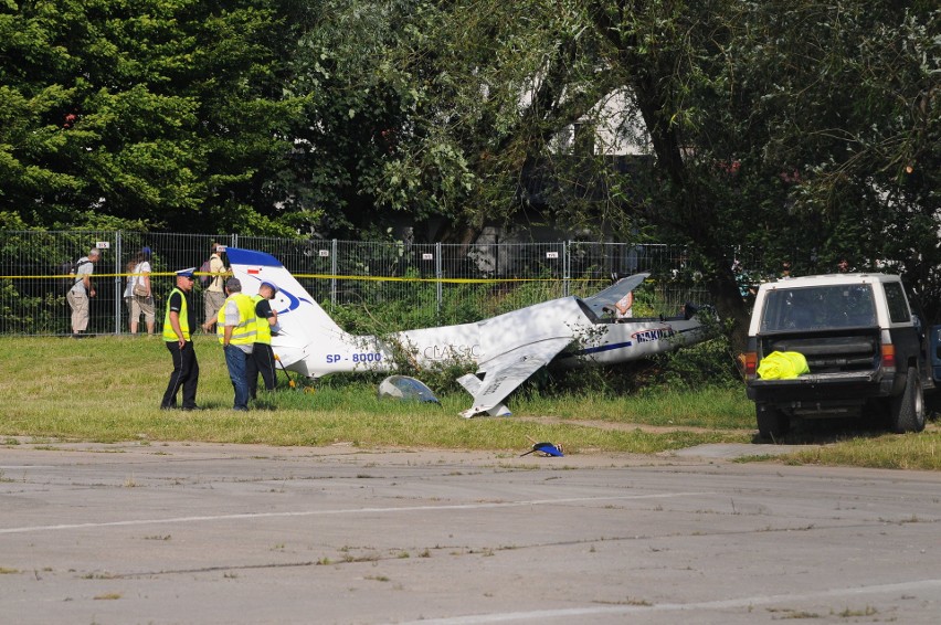 Awaryjne lądowanie szybowca w czasie Małopolskiego Pikniku Lotniczego, pokazy były wstrzymane