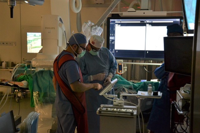 Zdjęcia z nowatorskiej operacji publikujemy dzięki uprzejmości Szpitala Uniwersyteckiego w Zielonej Górze.