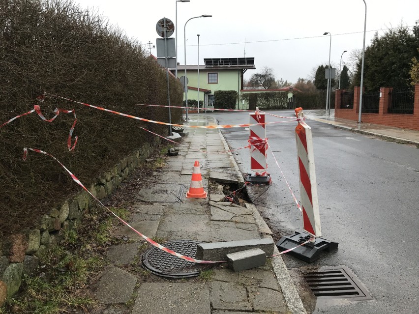 Dziura w chodniku nie znalazła się tam przypadkiem. Ubytek w...